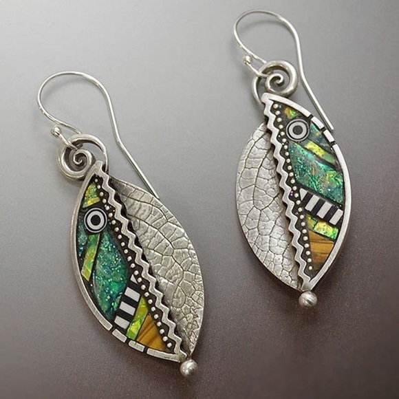Boho festival silver tone and multicolored fish / leaf design fashion earrings - Picture 1 of 11